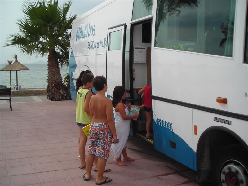 Los bibliobuses regresan a las playas de la Región este verano