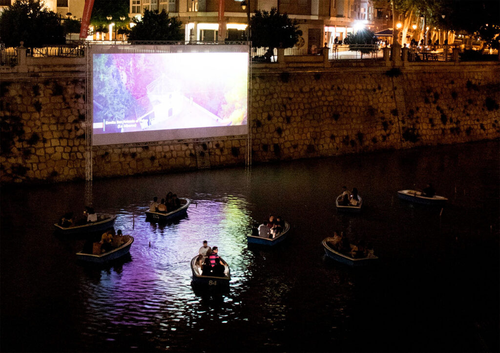 El Río Segura vuelve a convertirse en un cine al aire libre durante la Feria de Murcia