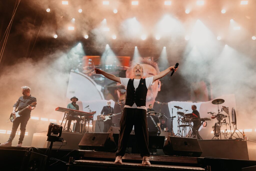 VOX ataca a Love of Lesbian por su concierto en el B-Side Festival