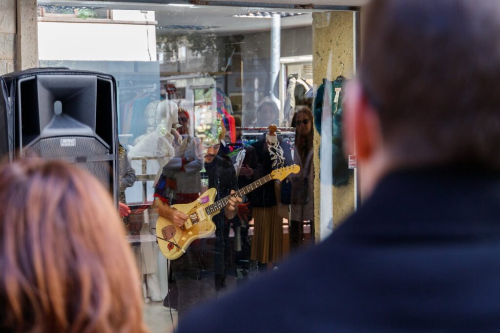 Los escaparates de Murcia vuelven a llenarse de música, danza y cultura